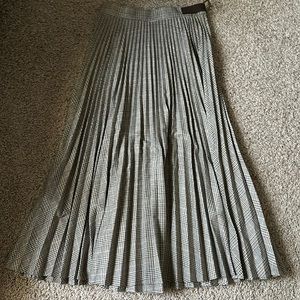 Banana Republic pleated skirt, Size 2, NWT
